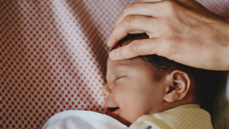 Bé sốt siêu vi mấy ngày hết? Cách chăm sóc bé mau khỏi 3