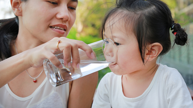 Khi bị tiêu chảy, trẻ cần được bù đủ nước và điện giải