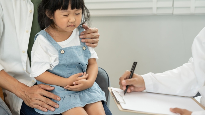 Đưa trẻ đi khám nếu tiêu chảy kéo dài hoặc xuất hiện dấu hiệu mất nước