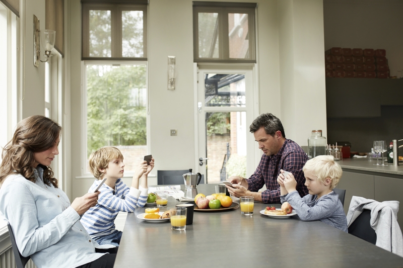 Bé xem điện thoại mới chịu ăn: Tác hại và cách xử lý như thế nào? 4