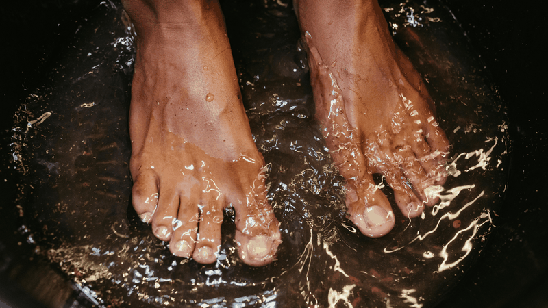 Ngâm tay và chân vào nước ấm giúp giảm cảm giác lạnh buốt, làm ấm cơ thể và cải thiện tuần hoàn máu