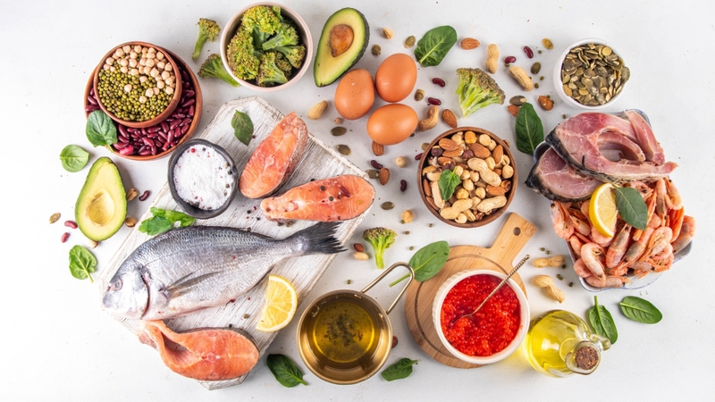 Người bệnh nên hạn chế muối, giảm thực phẩm giàu chất béo bão hòa và tăng cường rau xanh, trái cây