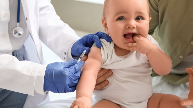 Tiêm chủng đầy đủ và điều trị kịp thời các bệnh như viêm não, viêm màng não có thể giảm nguy cơ để lại di chứng động kinh