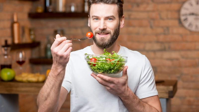 Người bệnh cần hạn chế ăn thịt đỏ và ăn nhiều rau xanh