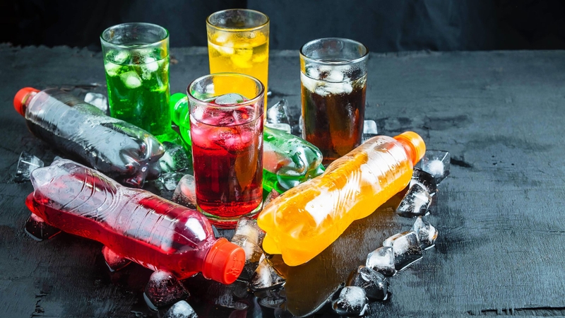 Nước ngọt và nước có ga chứa nhiều fructose có thể làm tăng acid uric, nên người bệnh gút cần hạn chế tối đa