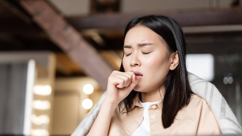 Ho, nhổ hoặc nôn ra hoa là dấu hiệu tiêu biểu nhất của Hanahaki