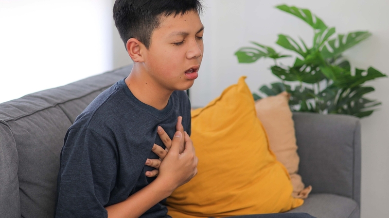 Người bệnh nên đi khám nếu có cảm giác nặng ngực, khó thở không rõ nguyên nhân