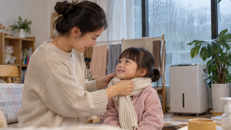 Giữ ấm cơ thể khi trời nồm giúp hạn chế tác động của thời tiết ẩm lạnh