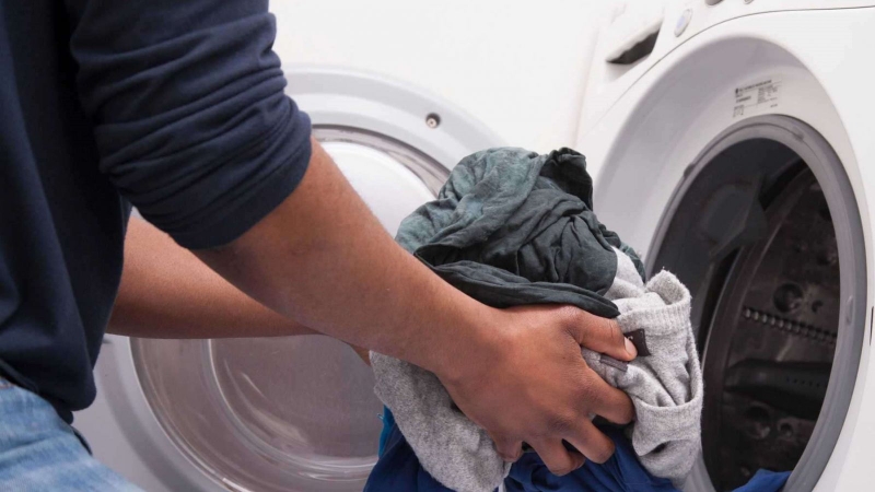 Bệnh hôi nách giặt chung quần áo có lây không? 2