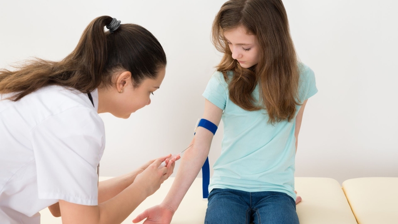 Thông qua xét nghiệm máu, những người có yếu tố di truyền trong gia đình nên chủ động thực hiện kiểm tra từ sớm