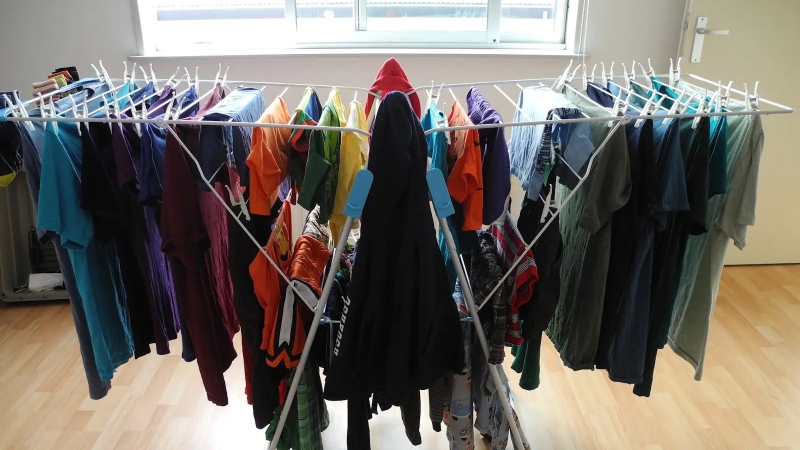 Mặc quần áo ẩm chưa khô có thể là nguyên nhân gây bệnh lác đồng tiền