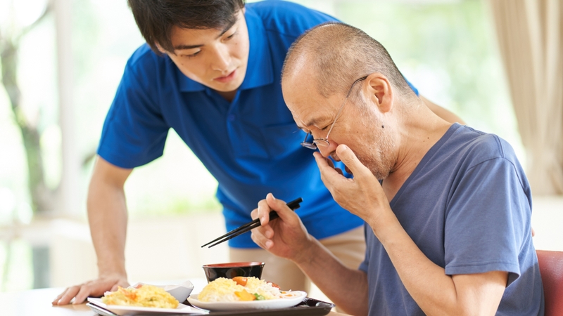 Lao phổi ở người già có thể gây triệu chứng mơ hồ như mệt mỏi, chán ăn và sụt cân