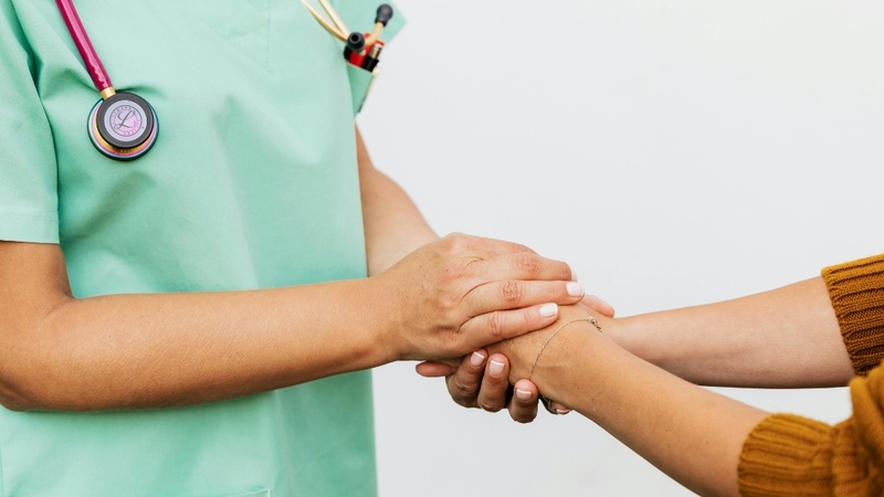 Tuân thủ điều trị và tái khám định kỳ giúp kiểm soát lupus và hạn chế biến chứng