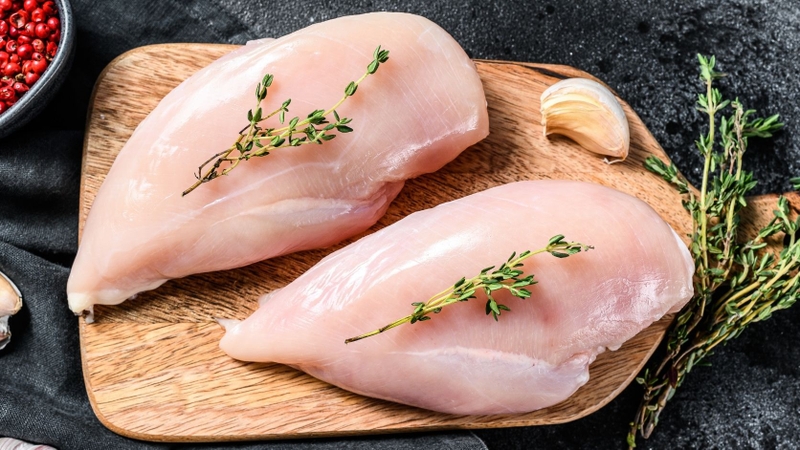 Thịt gà bỏ da là nguồn protein tương đối ít chất béo khi được chế biến đúng cách