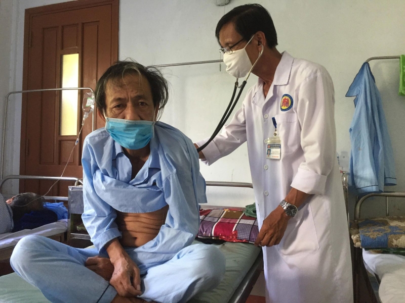 Nếu men gan tăng trên 2 lần giới hạn của mức bình thường, nên ngừng điều trị lao và nhập viện