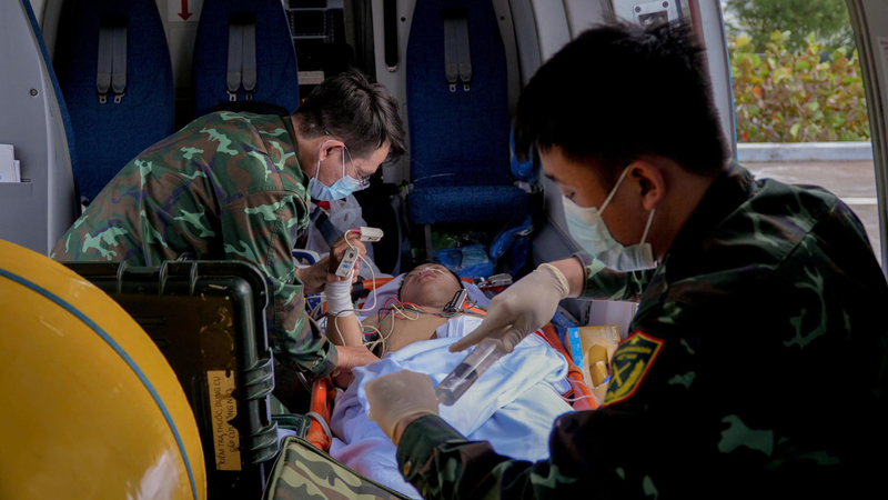 Bệnh nhân được theo dõi sức khỏe liên tục trên đường bay từ đảo về đất liền