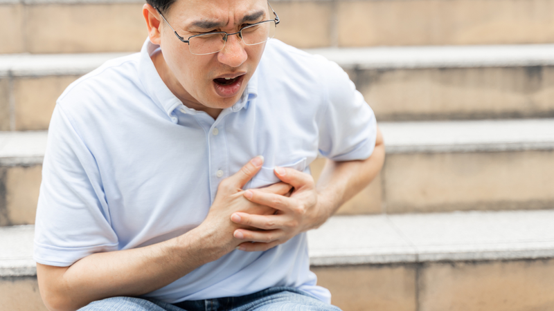 Đau ngực dữ dội là dấu hiệu cảnh báo sớm của nhồi máu cơ tim, cần được cấp cứu kịp thời