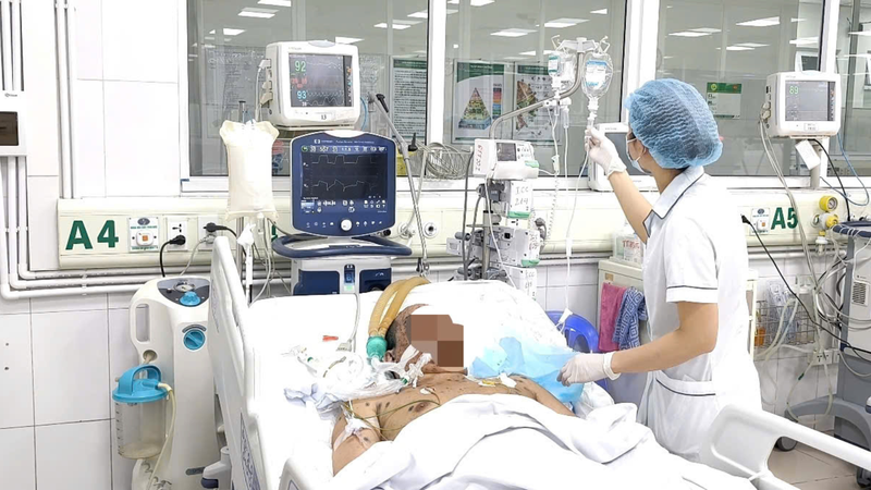 Bệnh nhân sốt cao, đau họng và nổi mụn nước toàn thân sau khi chăm con gái bị thủy đậu