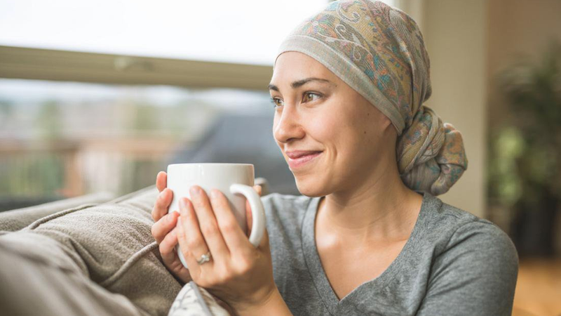 Sử dụng khăng quàng để che đi việc rụng tóc