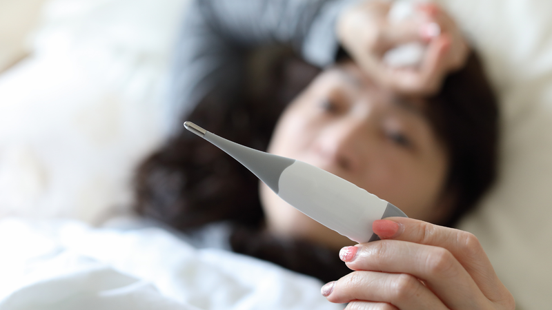 Sốt cao, ho khan và khó thở là những triệu chứng thường gặp của bệnh SARS