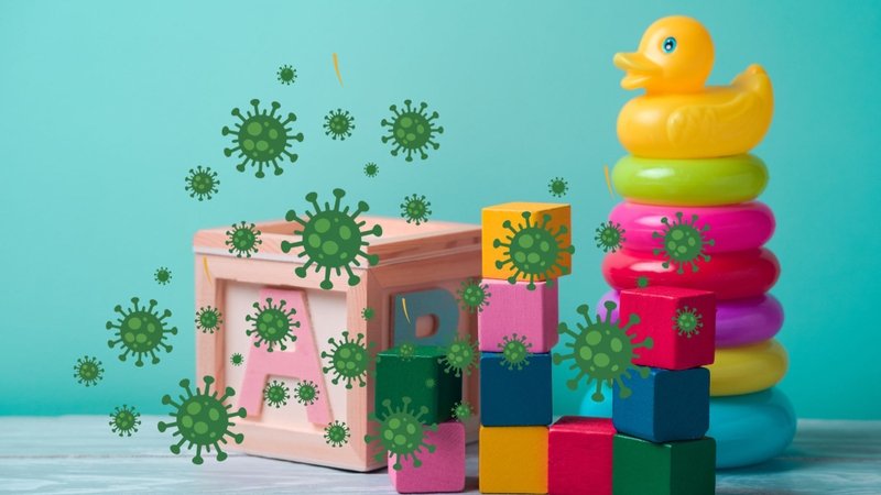 Virus tay chân miệng có thể tồn tại trên nhiều bề mặt như đồ chơi, bàn ghế, tay nắm cửa