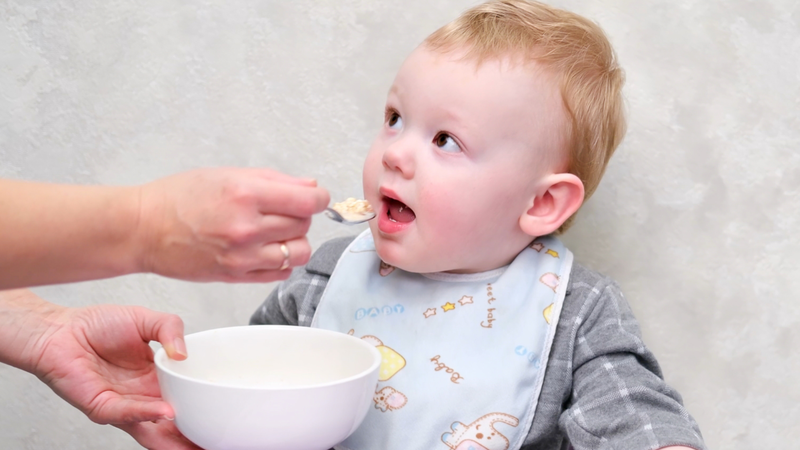 Ưu tiên món mềm, dễ nuốt, dùng ấm hoặc mát giúp trẻ giảm đau miệng