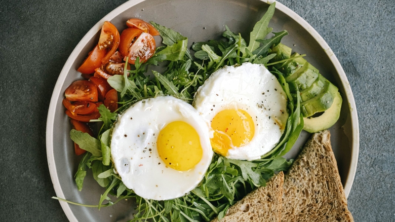 Ăn trứng kèm rau xanh và thực phẩm giàu chất xơ giúp giảm hấp thụ cholesterol và cải thiện chuyển hóa lipid máu hiệu quả hơn