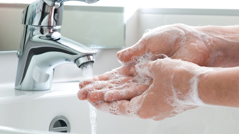 Rửa tay sạch sẽ là bước quan trọng để ngăn ngừa lây nhiễm virus qua thực phẩm