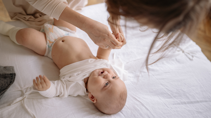 Vệ sinh vùng mông và háng bằng nước sạch hoặc khăn ướt dịu nhẹ