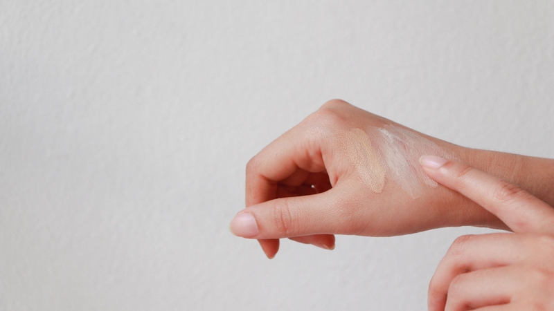 Trước khi thoa lên toàn bộ khuôn mặt, nên thử sản phẩm trên một vùng da nhỏ trong 24 giờ để quan sát khả năng gây kích ứng