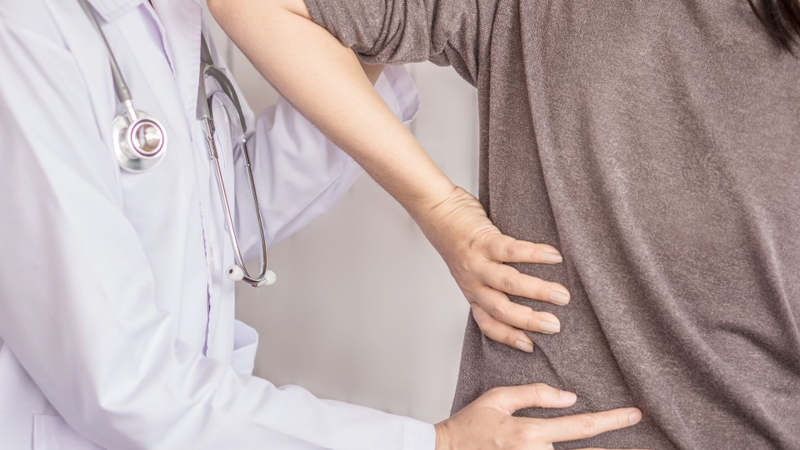 Đau nhức kèm rối loạn chức năng bàng quang hoặc ruột cần được thăm khám ngay