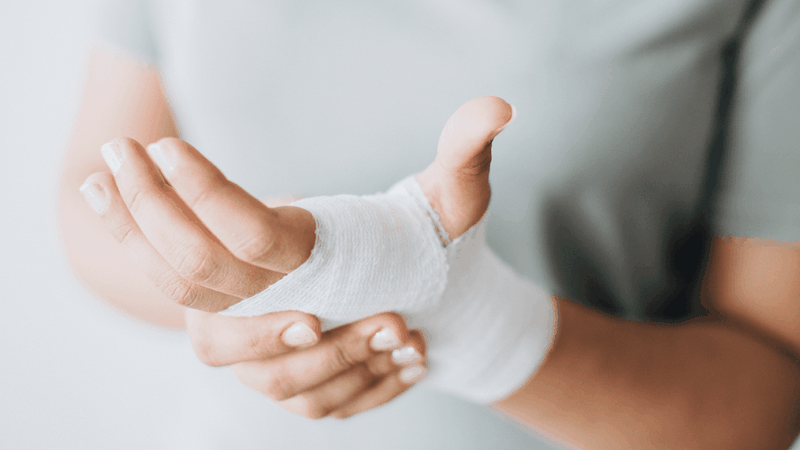 Băng ép cố định cổ tay bị bong gân để hạn chế cử động và tránh tổn thương nghiêm trọng hơn