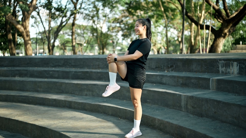 Luôn khởi động kỹ trước khi tập luyện hoặc chơi thể thao để hạn chế tình trạng bong gân