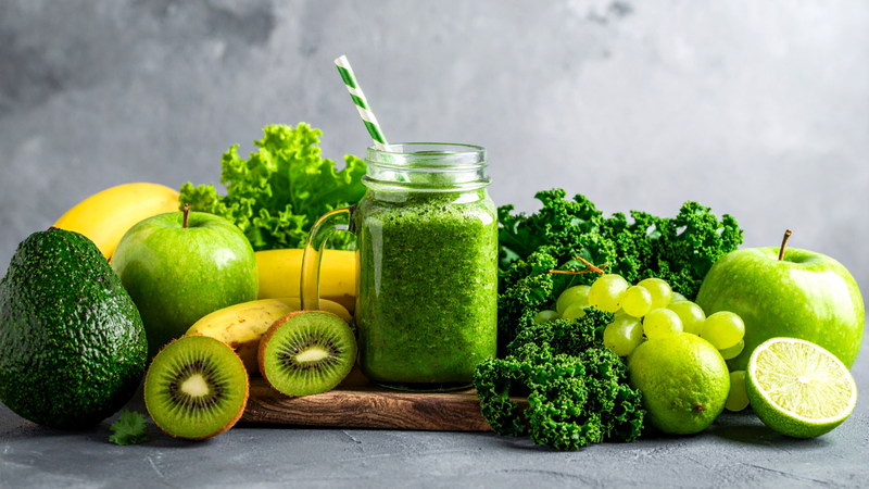 Rau xanh và trái cây tươi tăng tổng hợp collagen, thành phần quan trọng trong việc làm lành vết thương