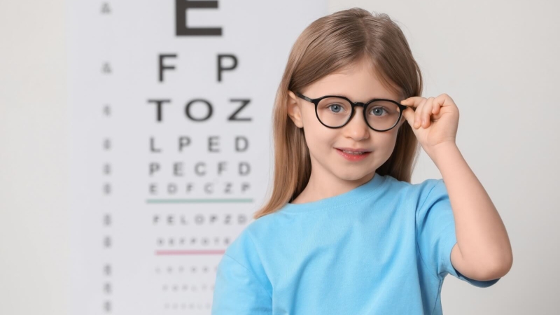 Bị cận 1.25 có nên đeo kính thường xuyên? 3