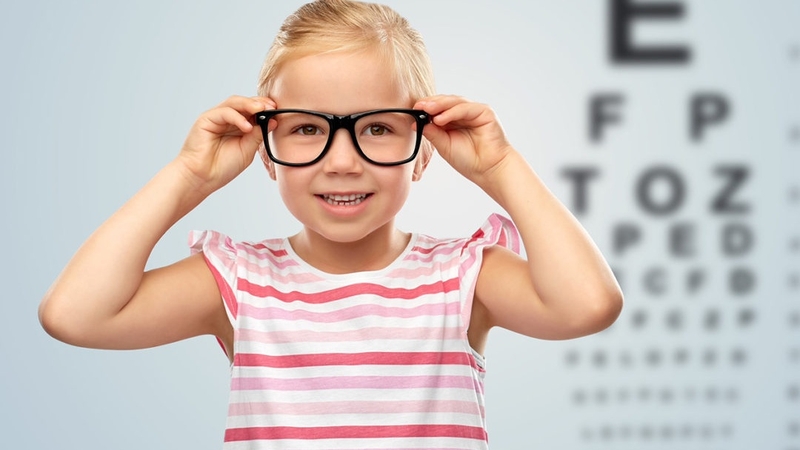 Bị cận 3 độ có nên đeo kính thường xuyên? 1