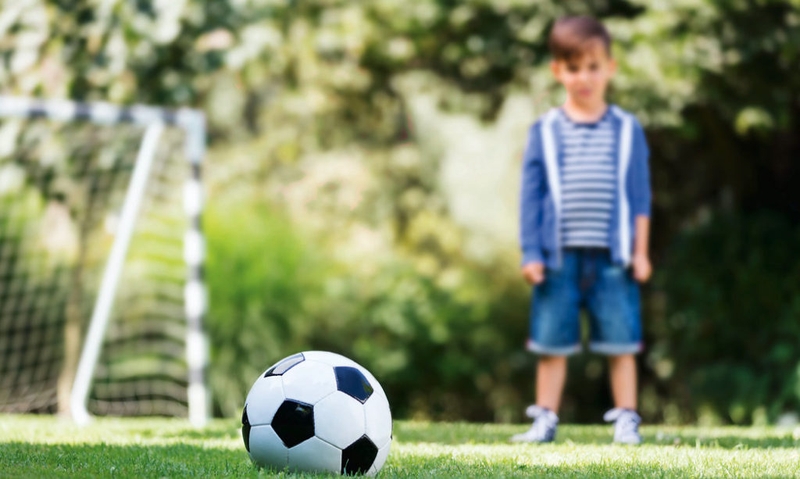 Bị cận có đá bóng được không? Giải đáp từ chuyên gia 1