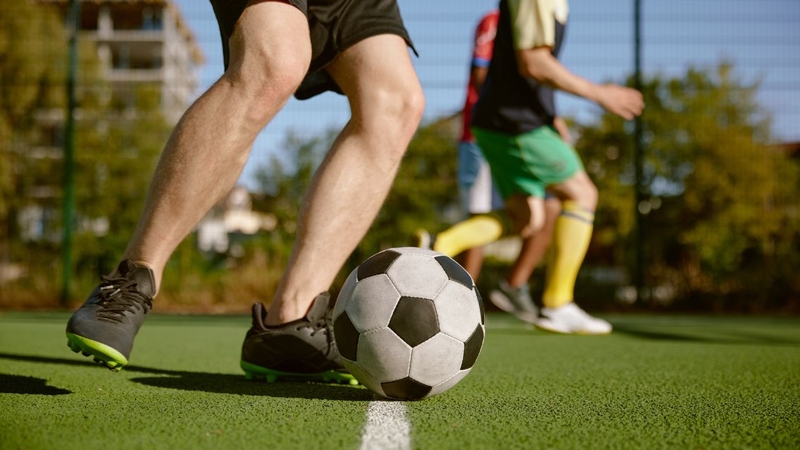 Bị cận có đá bóng được không? Giải đáp từ chuyên gia 4