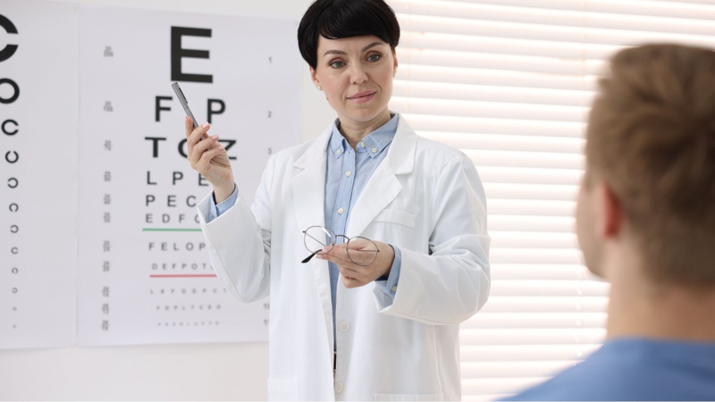 Không đeo kính khi bị cận lâu ngày có thể làm giảm khả năng nhìn của mắt