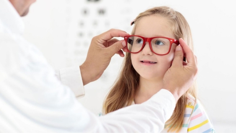 Cận nặng không đeo kính có thể khiến độ cận tăng nhanh hơn