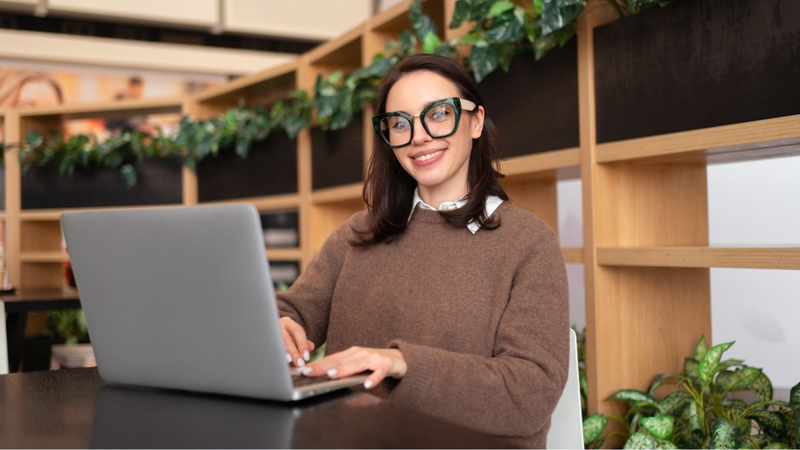 Đeo kính theo chỉ dẫn của bác sĩ