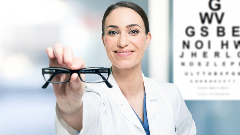 Việc đeo kính thường xuyên còn tùy thuộc vào nhu cầu sử dụng mắt