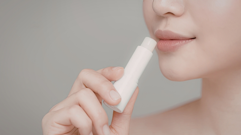 Sử dụng sản phẩm dưỡng môi phù hợp giúp niêm mạc mềm mại, hạn chế tình trạng nứt nẻ dễ bị tổn thương