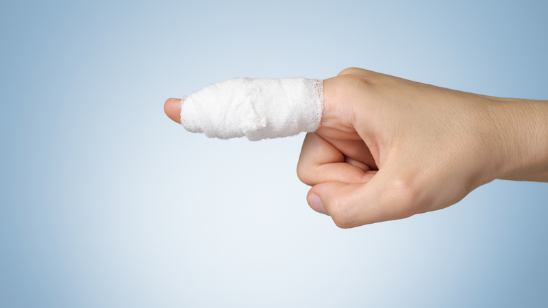 Khi bị cua kẹp, việc xử trí đúng cách giúp giảm đau và hạn chế nguy cơ biến chứng