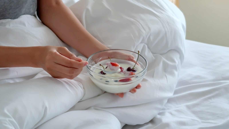 Bị đau bụng kinh ăn sữa chua được không?