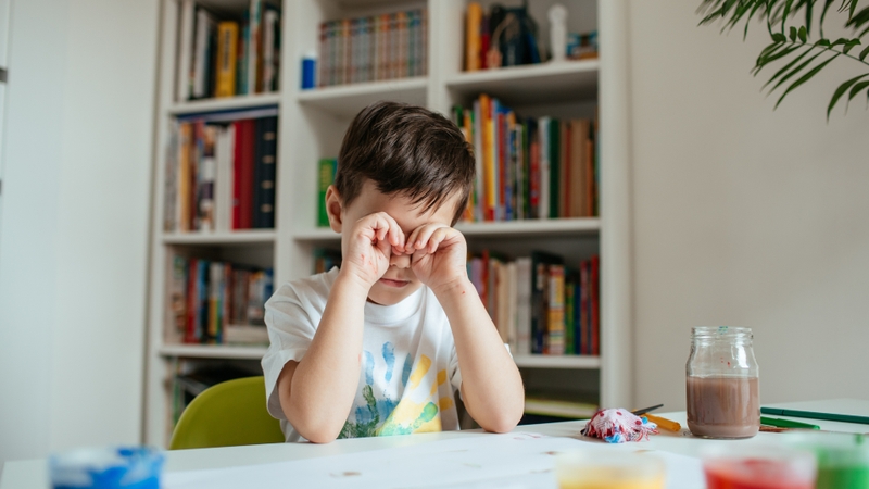 Thói quen dụi mắt có thể làm tái nhiễm hoặc khiến tình trạng viêm chậm cải thiện