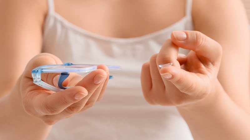 Người sử dụng kính áp tròng cần tuân thủ quy trình làm sạch