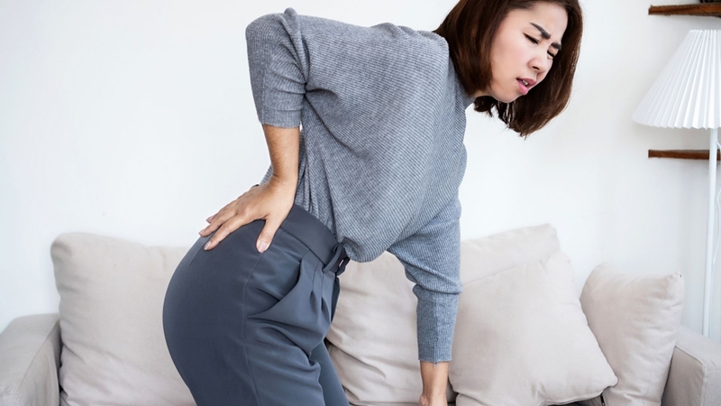 Cơn đau dữ dội hoặc tăng rõ khi đi lại, vận động là dấu hiệu cho thấy chạy bộ có thể chưa phù hợp ở thời điểm này