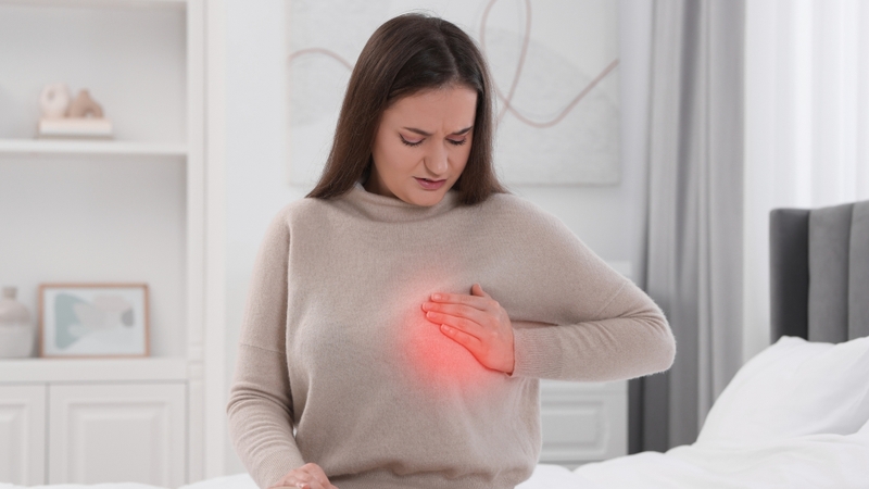 Đau vú bên trái ở nữ có thể xuất phát từ nhiều nguyên nhân khác nhau