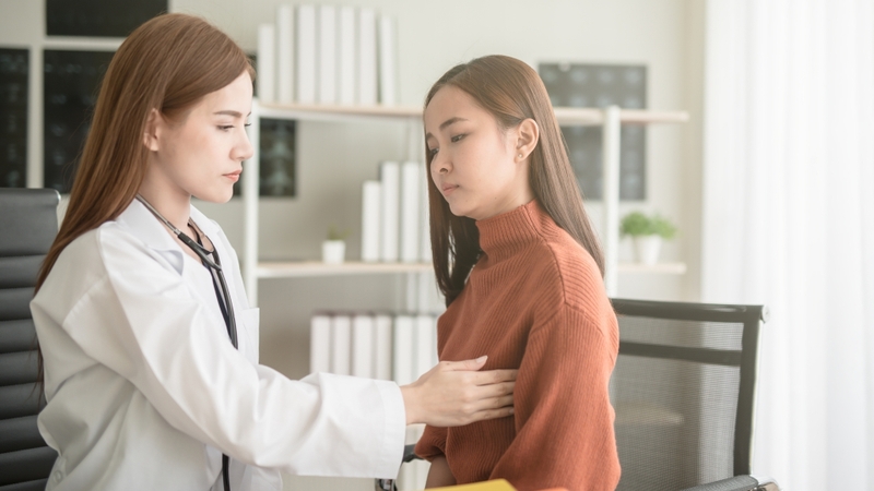 Nên đi khám nếu cơn đau vú kéo dài trên 2 - 4 tuần hoặc không cải thiện dù đã nghỉ ngơi
